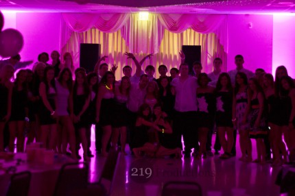 Group picture - Sweet 16 - uplighting