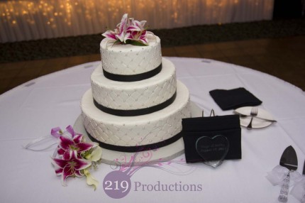 Swan Lake Resorts Wedding Cake