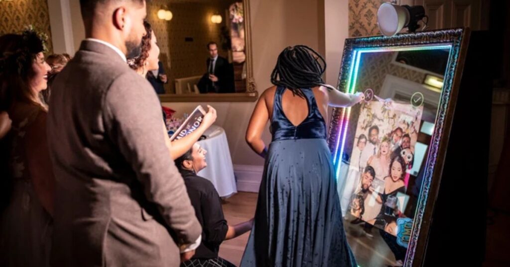 Creative Mirror Booth Photo Ideas for Wedding 2025