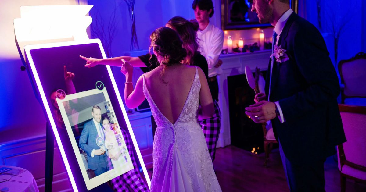 Creative Mirror Booth Photo Ideas for Wedding