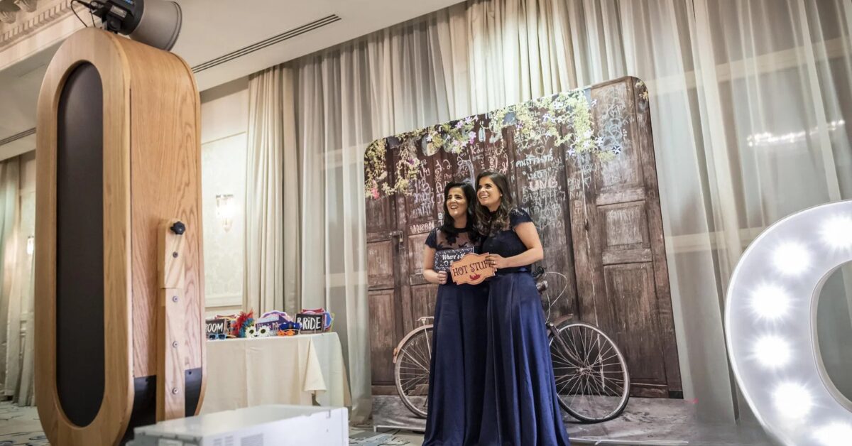 Creative Mirror Photo Booth Backdrop & Prop Ideas