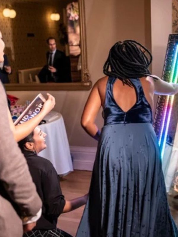 Creative Mirror Booth Photo Ideas for Wedding 2025