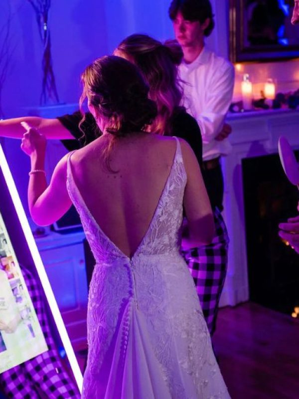 Creative Mirror Booth Photo Ideas for Wedding